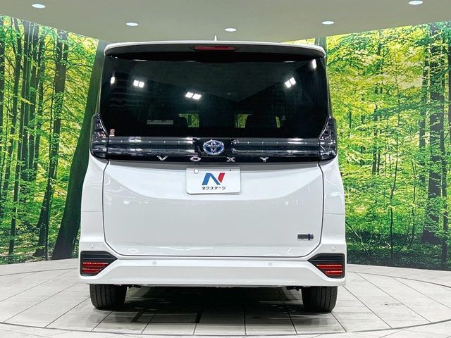 TOYOTA VOXY HYBRID 2024