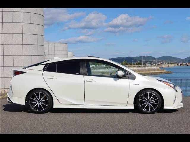 TOYOTA PRIUS 2017
