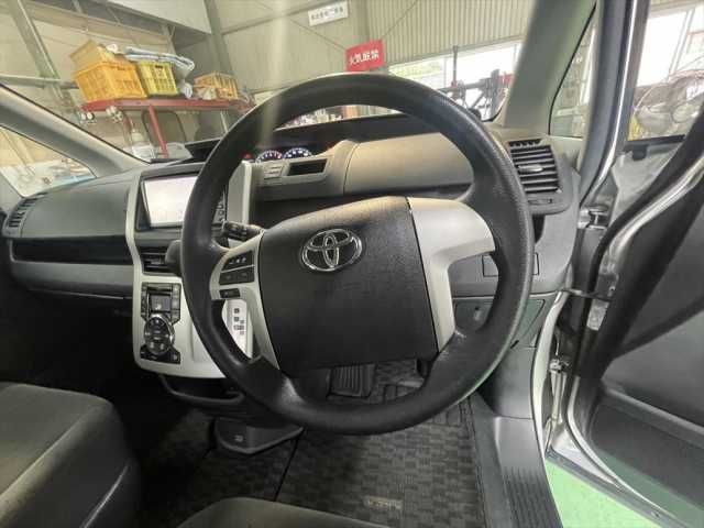 TOYOTA VOXY 2013