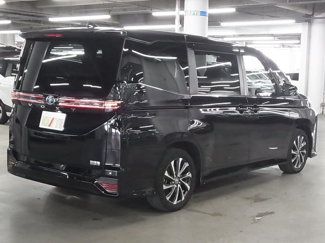 TOYOTA VOXY HYBRID 2023