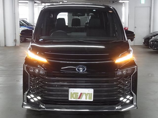 TOYOTA VOXY HYBRID 2023
