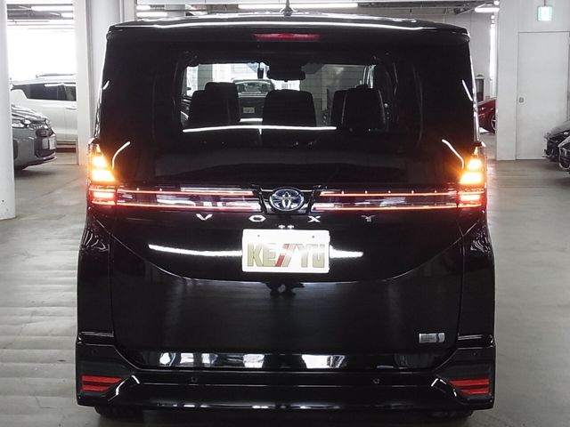 TOYOTA VOXY HYBRID 2023