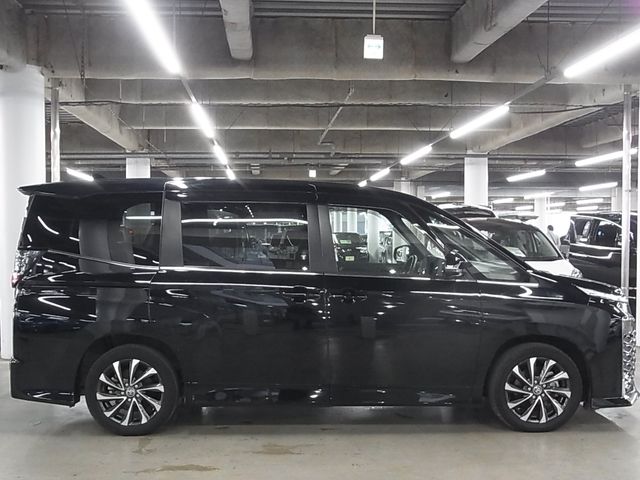 TOYOTA VOXY HYBRID 2023