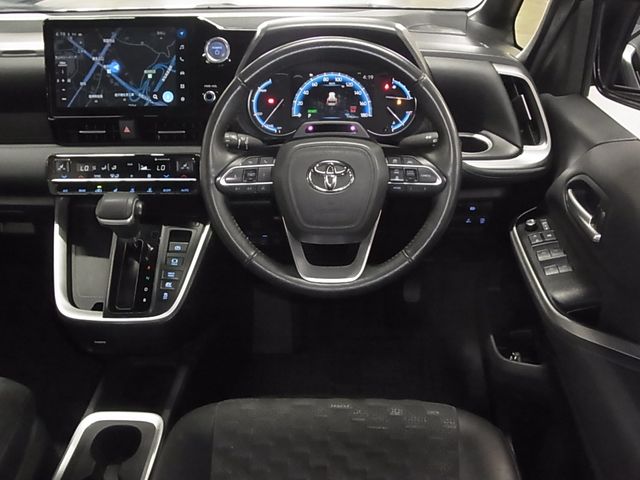 TOYOTA VOXY HYBRID 2023