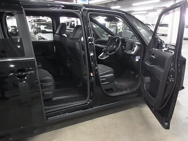 TOYOTA VOXY HYBRID 2023