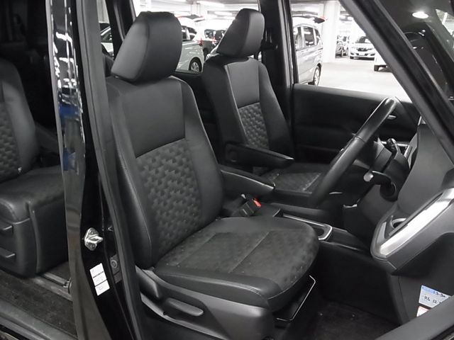 TOYOTA VOXY HYBRID 2023