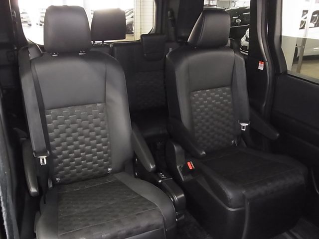 TOYOTA VOXY HYBRID 2023