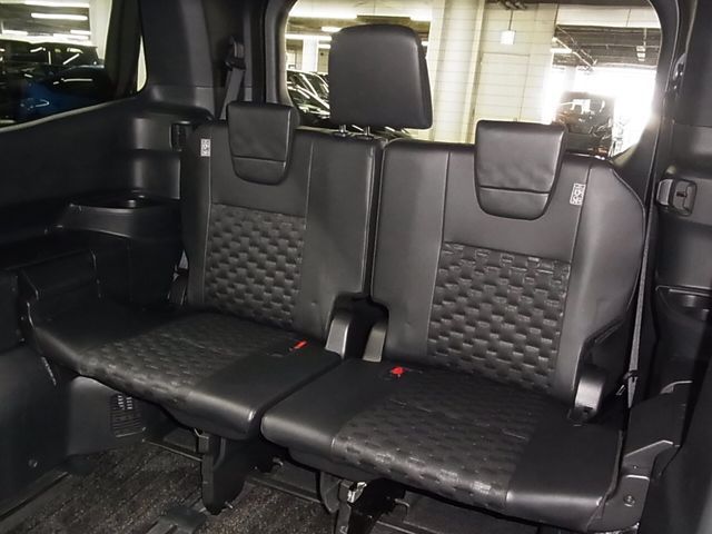 TOYOTA VOXY HYBRID 2023