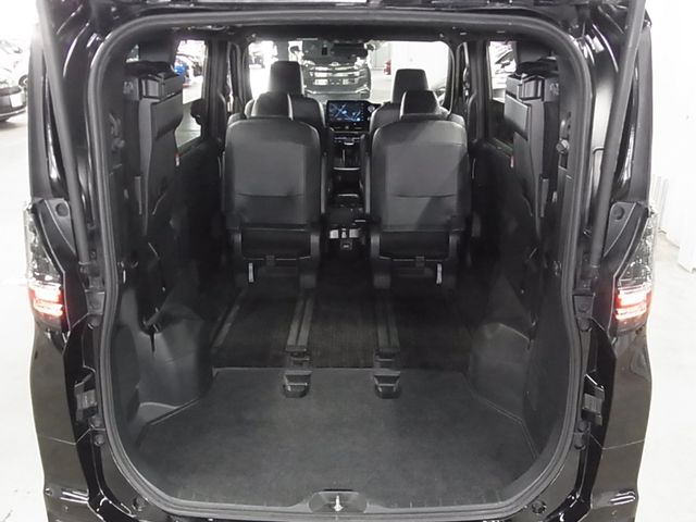 TOYOTA VOXY HYBRID 2023