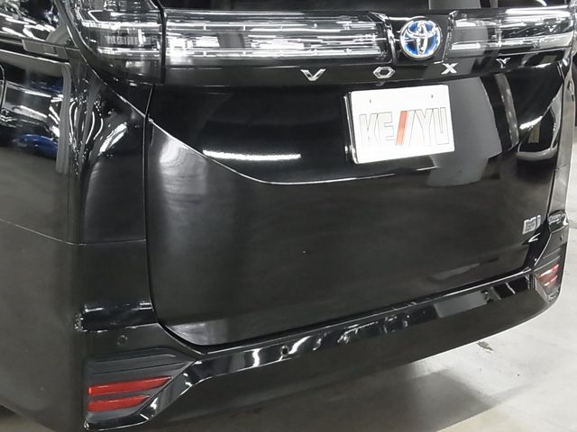 TOYOTA VOXY HYBRID 2023