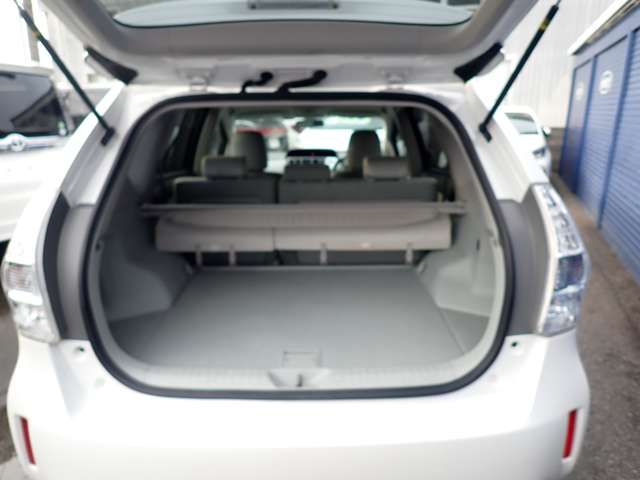 TOYOTA PRIUS Alpha 2011