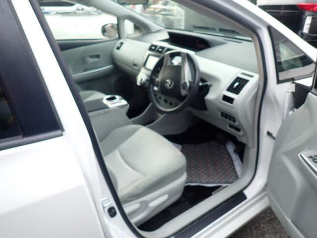 TOYOTA PRIUS Alpha 2011