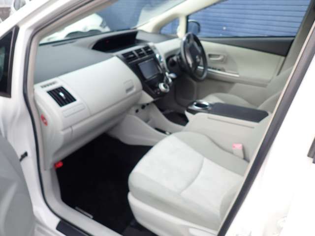 TOYOTA PRIUS Alpha 2011