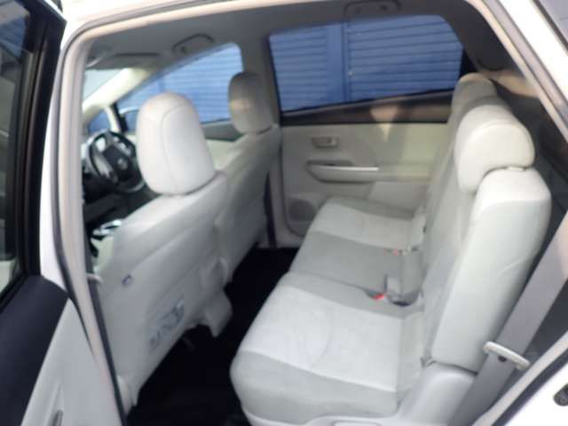 TOYOTA PRIUS Alpha 2011