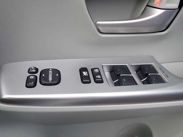 TOYOTA PRIUS Alpha 2011