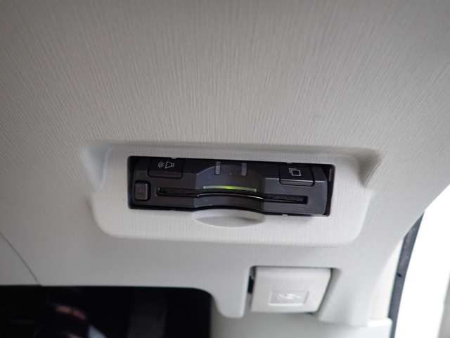 TOYOTA PRIUS Alpha 2011