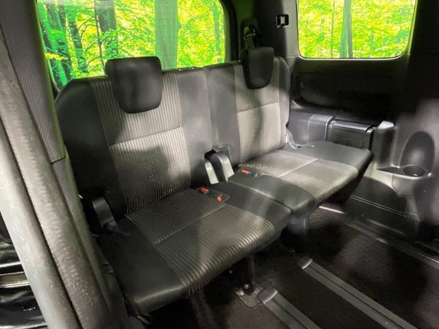 TOYOTA VOXY HYBRID 2017