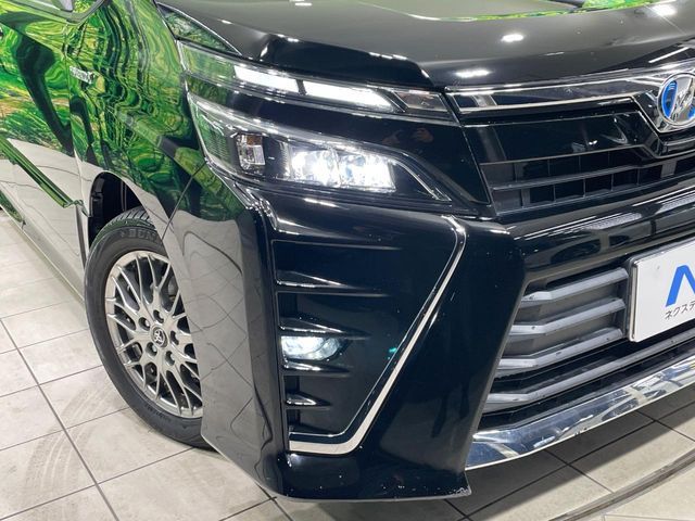 TOYOTA VOXY HYBRID 2017