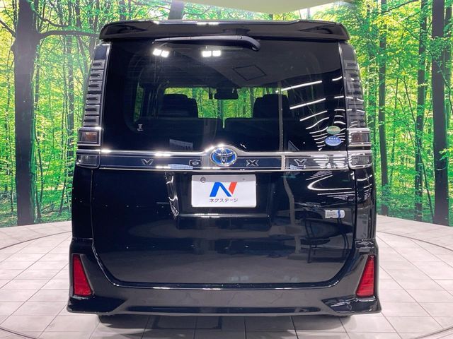 TOYOTA VOXY HYBRID 2017