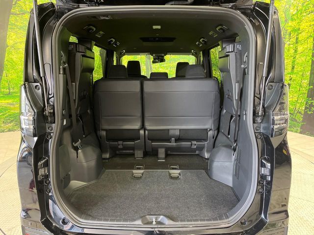 TOYOTA VOXY HYBRID 2025