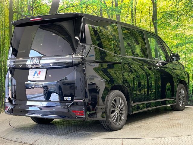 TOYOTA VOXY HYBRID 2025