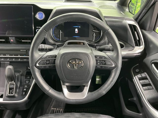 TOYOTA VOXY HYBRID 4WD 2022