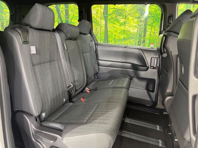 TOYOTA VOXY HYBRID 2025