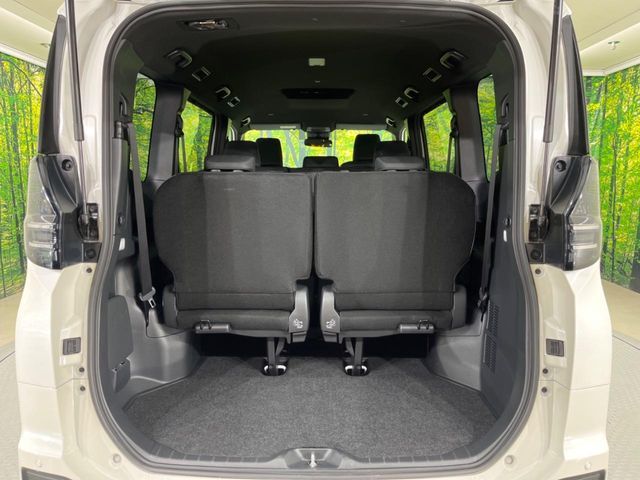 TOYOTA VOXY HYBRID 2025