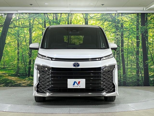 TOYOTA VOXY HYBRID 2025