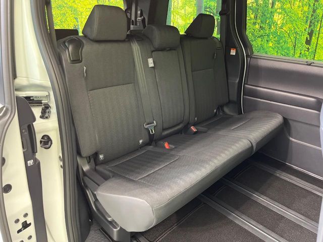 TOYOTA VOXY HYBRID 2025