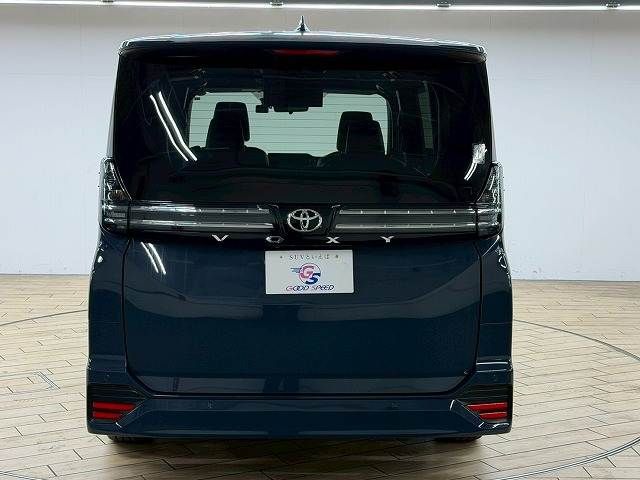 TOYOTA VOXY 2022