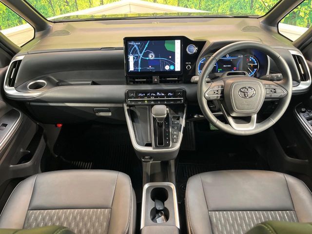 TOYOTA NOAH HYBRID 2022