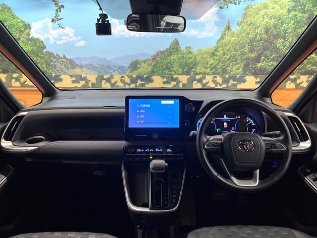 TOYOTA VOXY HYBRID 2023