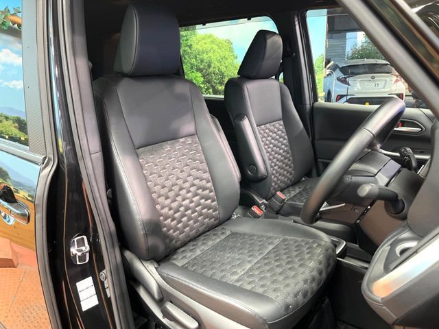 TOYOTA VOXY HYBRID 2023