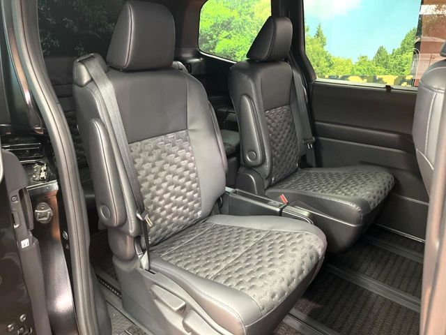 TOYOTA VOXY HYBRID 2023