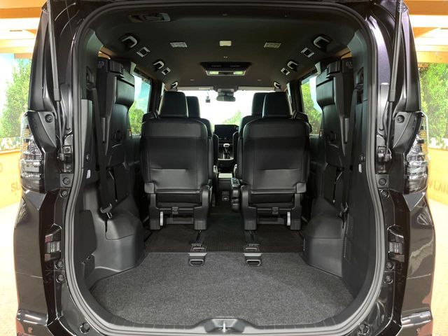 TOYOTA VOXY HYBRID 2023