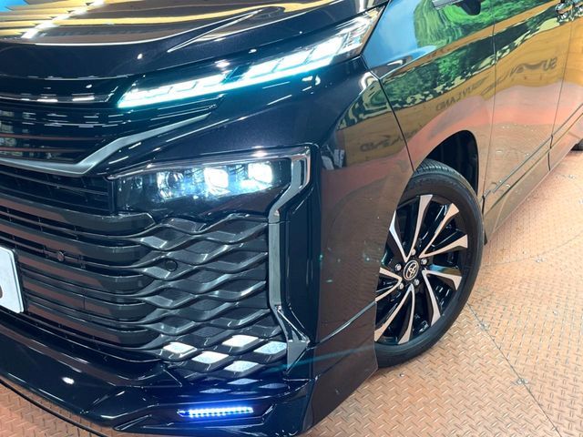 TOYOTA VOXY HYBRID 2023