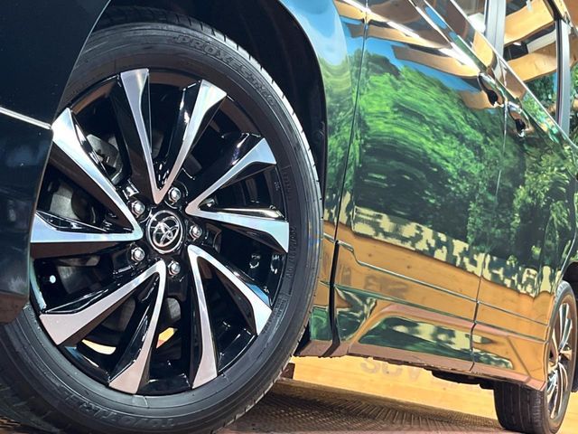 TOYOTA VOXY HYBRID 2023