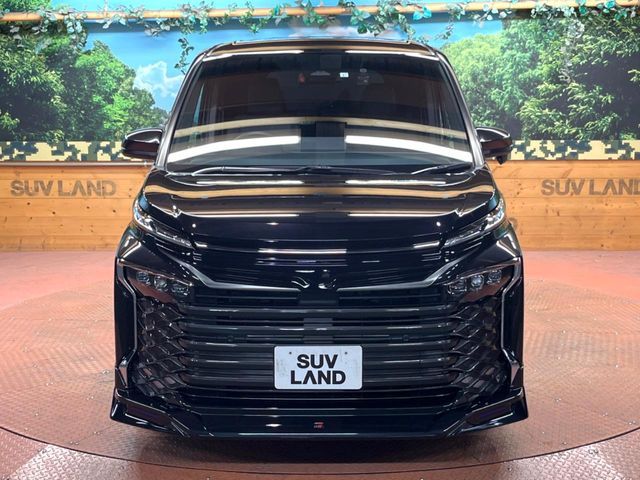 TOYOTA VOXY HYBRID 2023