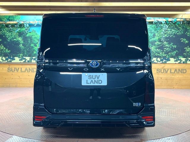 TOYOTA VOXY HYBRID 2023