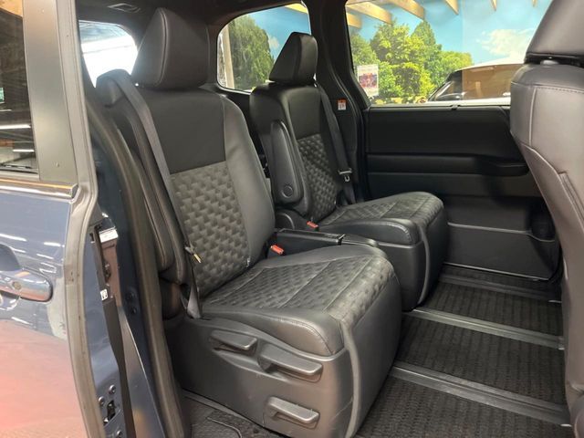 TOYOTA VOXY HYBRID 2024