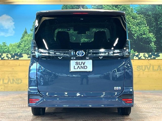 TOYOTA VOXY HYBRID 2024