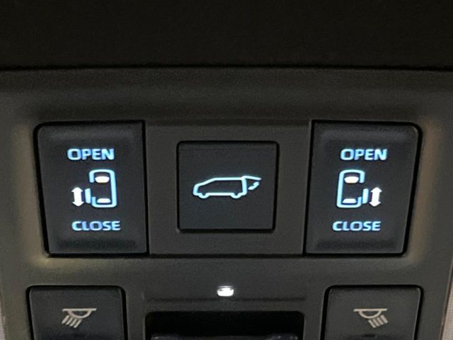 TOYOTA VOXY HYBRID 2025