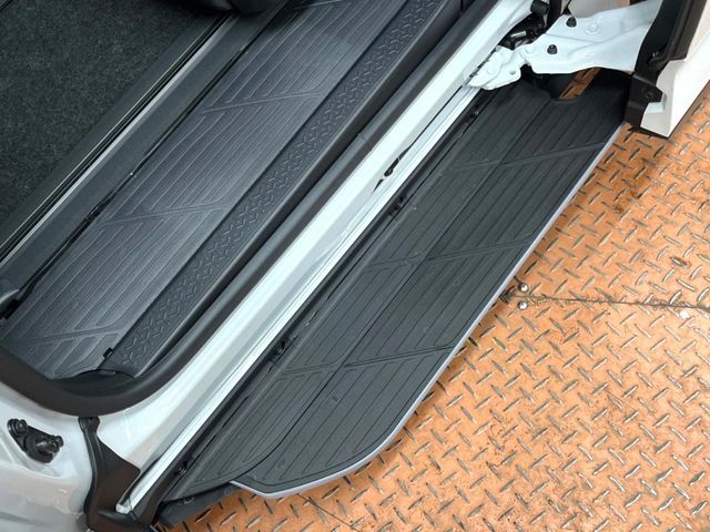 TOYOTA VOXY HYBRID 2025