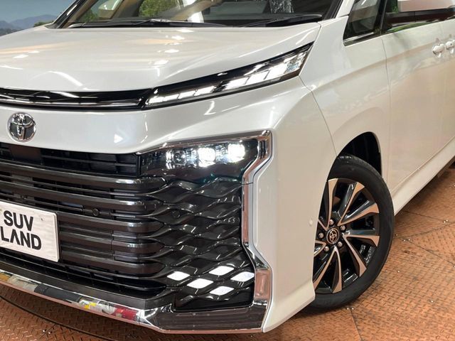 TOYOTA VOXY HYBRID 2025