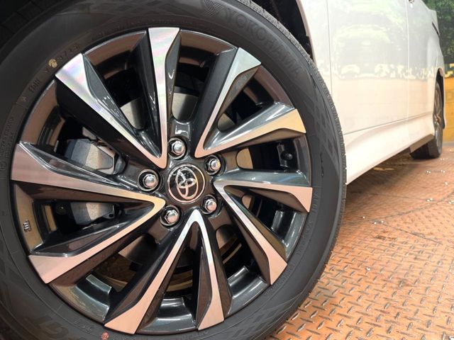 TOYOTA VOXY HYBRID 2025