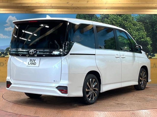 TOYOTA VOXY HYBRID 2025