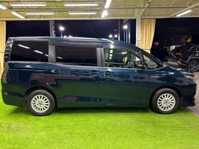 TOYOTA VOXY HYBRID 2015