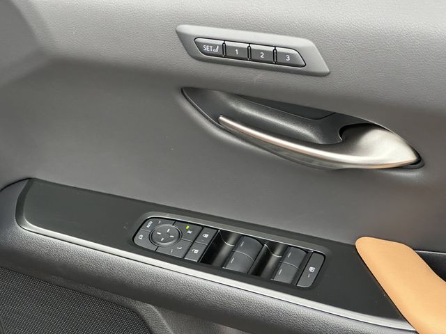 TOYOTA LEXUS UX300h 2024