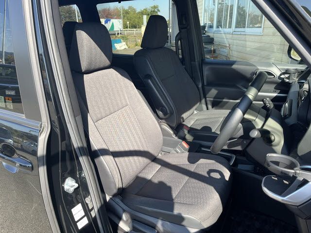 TOYOTA VOXY HYBRID 2022